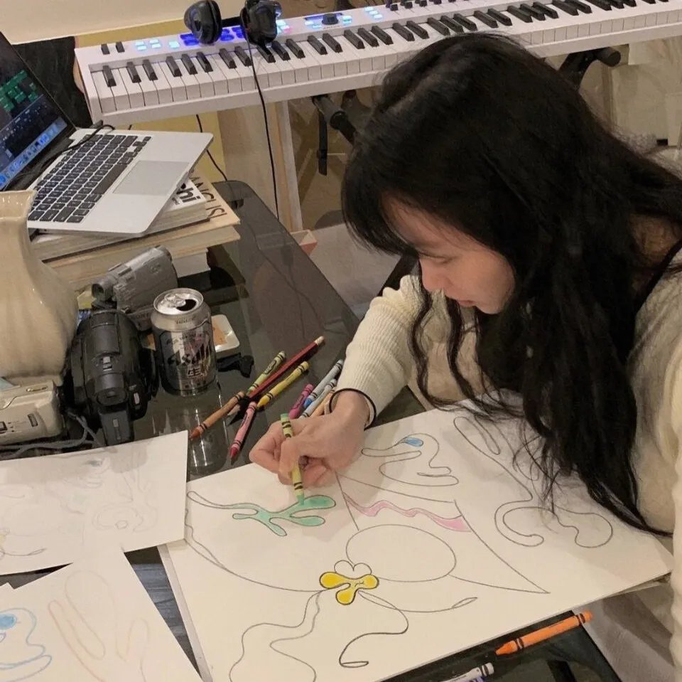 不时用俄语小声说真心话的邻桌艾莉同学